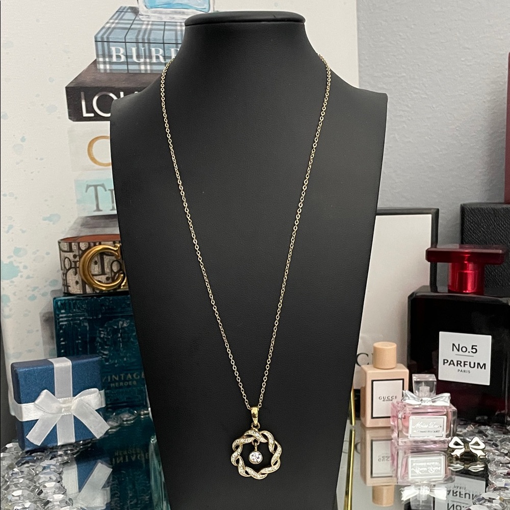 ✨Vintage Gold-Tone Wreath Pendant Necklace with Crystal Accent✨🤩Preloved